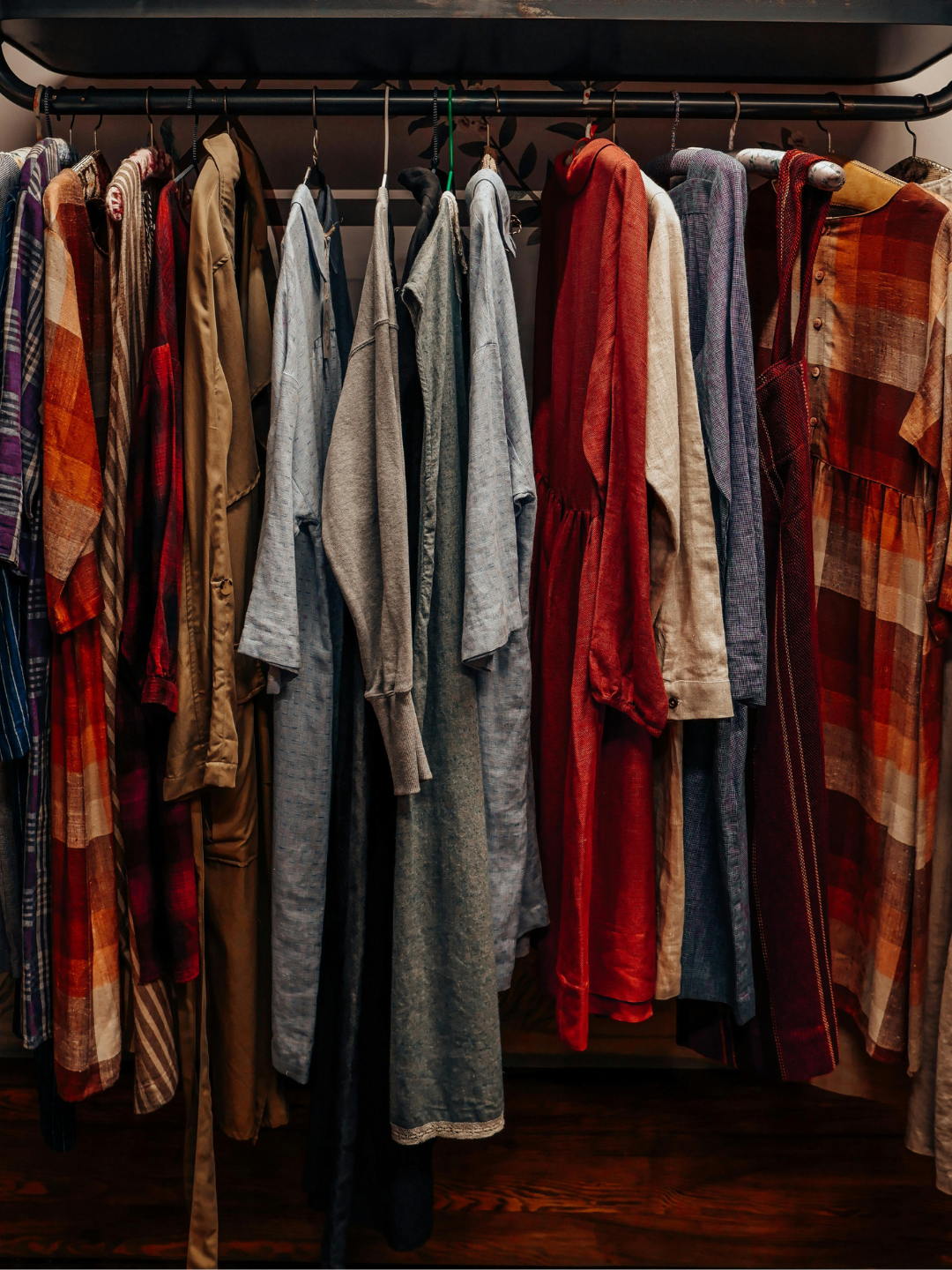 Il tuo guardaroba è pieno, ma gli outfit non funzionano